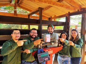 Equipe LeiloApp em visita à fazenda em Rio Verde, Goias. Ao fundo a balança de varão e digital!